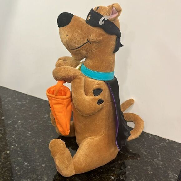 Hallmark Trick or Treatin' Scooby Doo Halloween Animated Talking Plush 12" 2008 - Picture 5 of 9